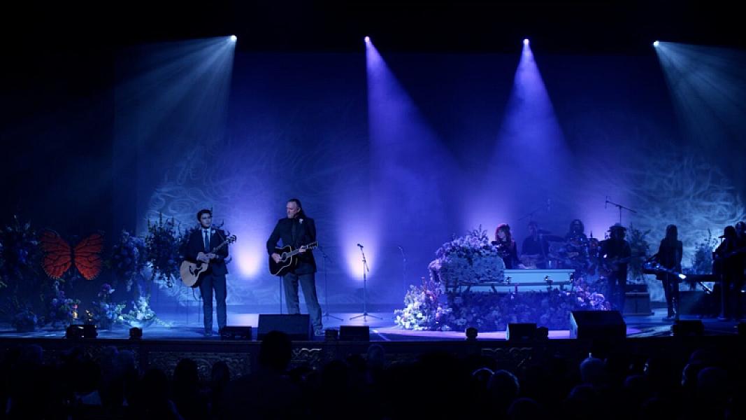 Inigo Pascual Sings “Photograph” with Monarch Co-star Trace Adkins